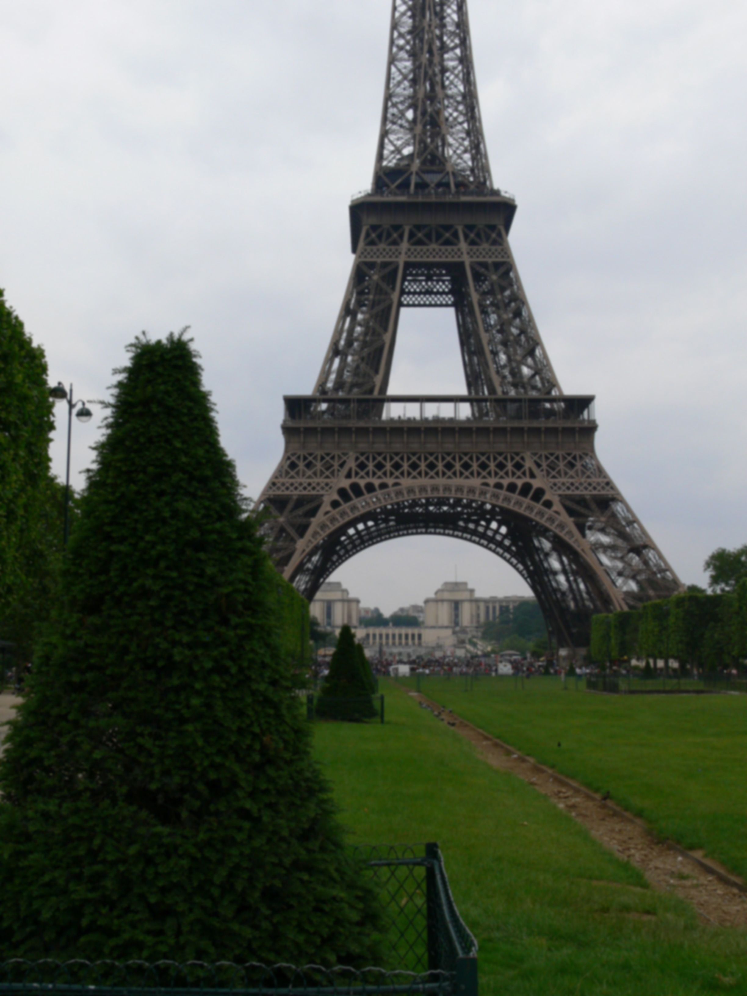 Sløret foto med Eiffeltårnet..
