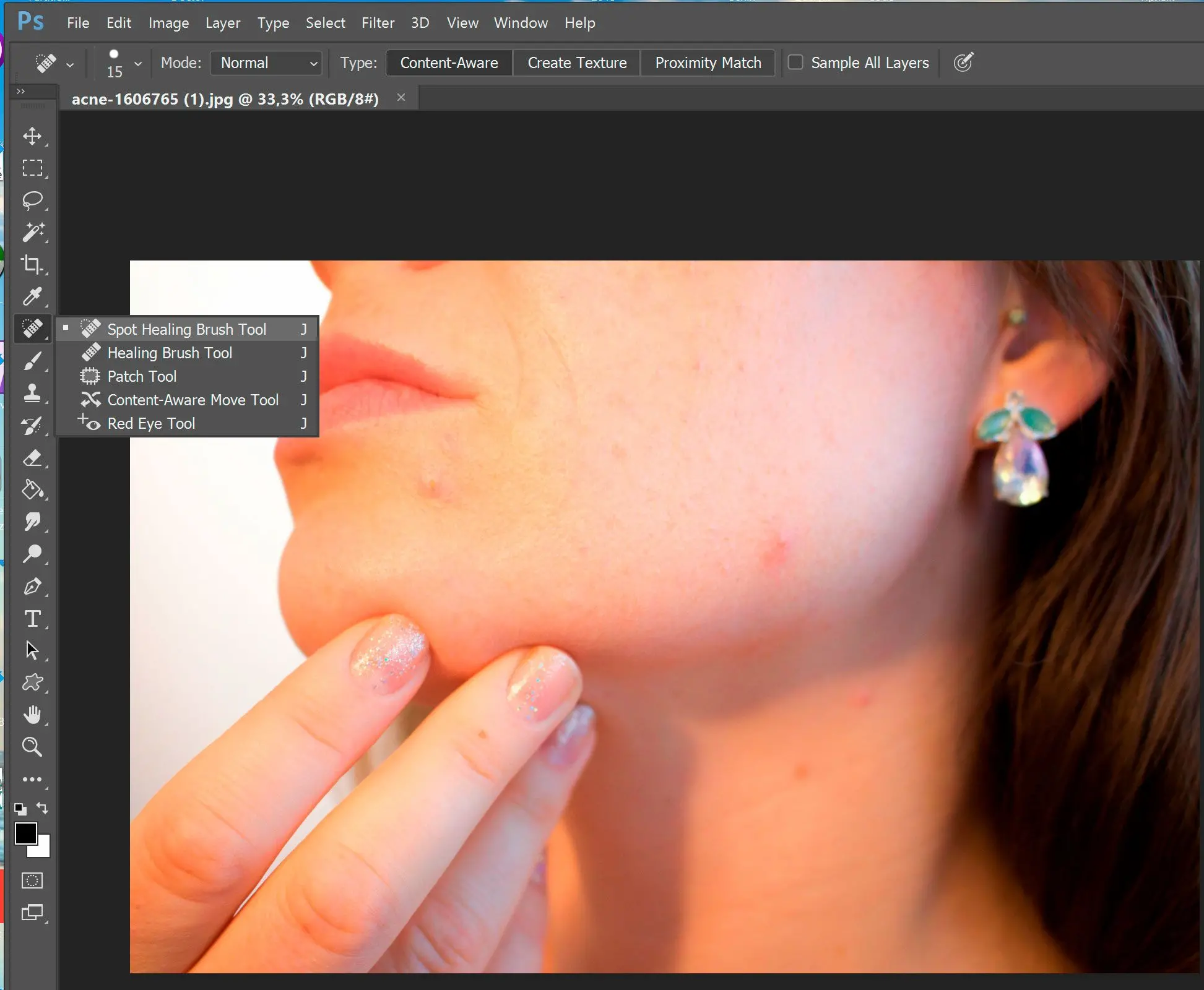 Photoshop fjerner pletter i ansigtet ved hjælp af spot healing..